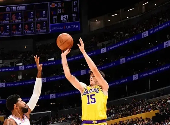 76人狂砍掀起高潮分,湖人迎来新赛季高光! 76人狂砍掀起高潮分,湖人迎来新赛季高光!